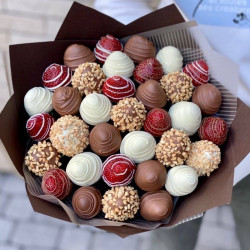 Букет из клубники в розовом шоколаде