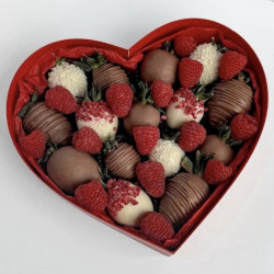 Клубника в шоколаде сердечко с малиной